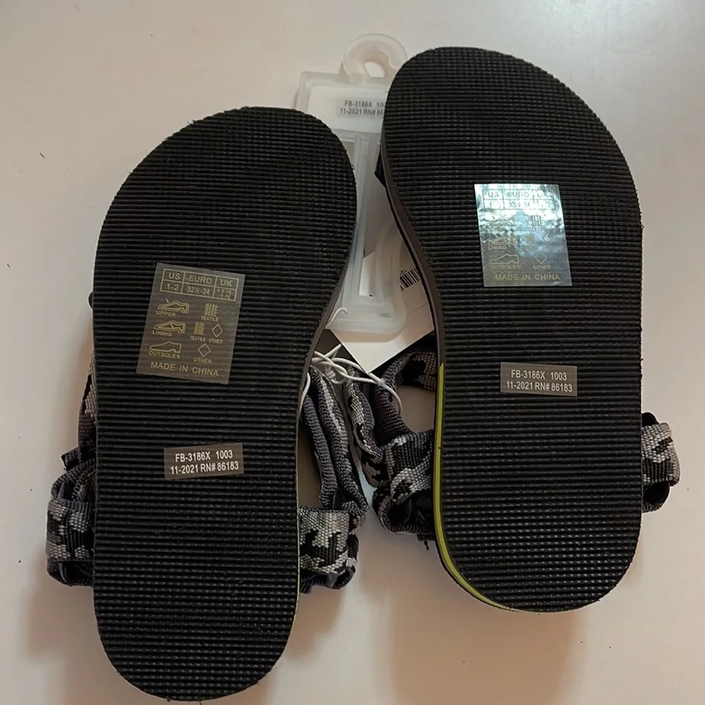 Capelli of New York sandals